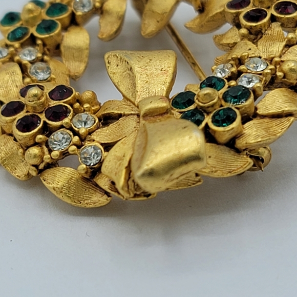 Holiday Wreath Brooch Rhinestone Flowers Christmas Gold tone Pin Hobé Style Vtg - Picture 6 of 12